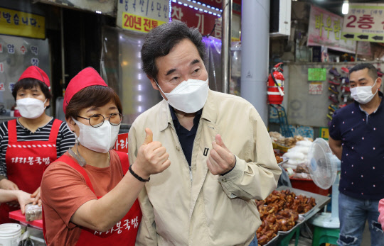 민주당 대선주자인 이낙연 전 대표가 지난 14일 광주 북구 말바우시장에서 상인과 시민들을 만나고 있다. 연합뉴스